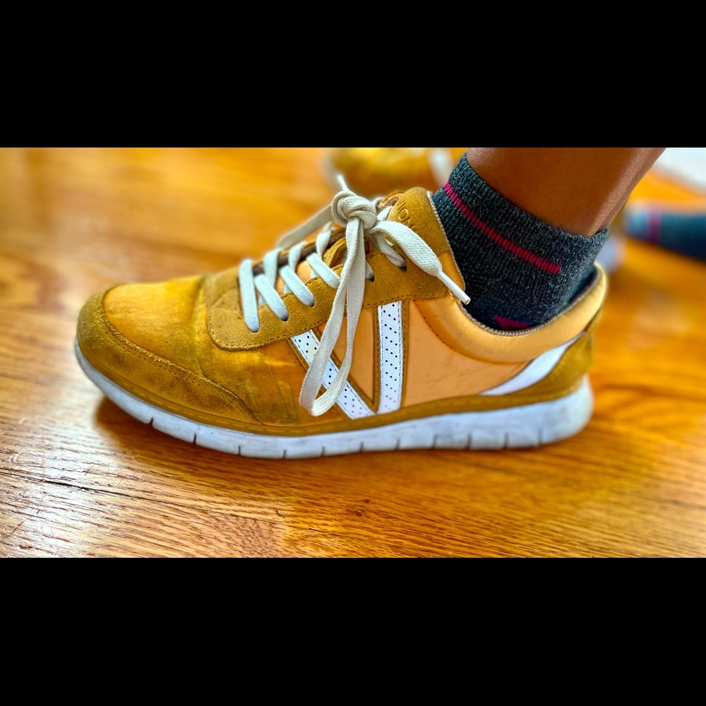 Mustard Vionic 7.5 sneakers - retro look